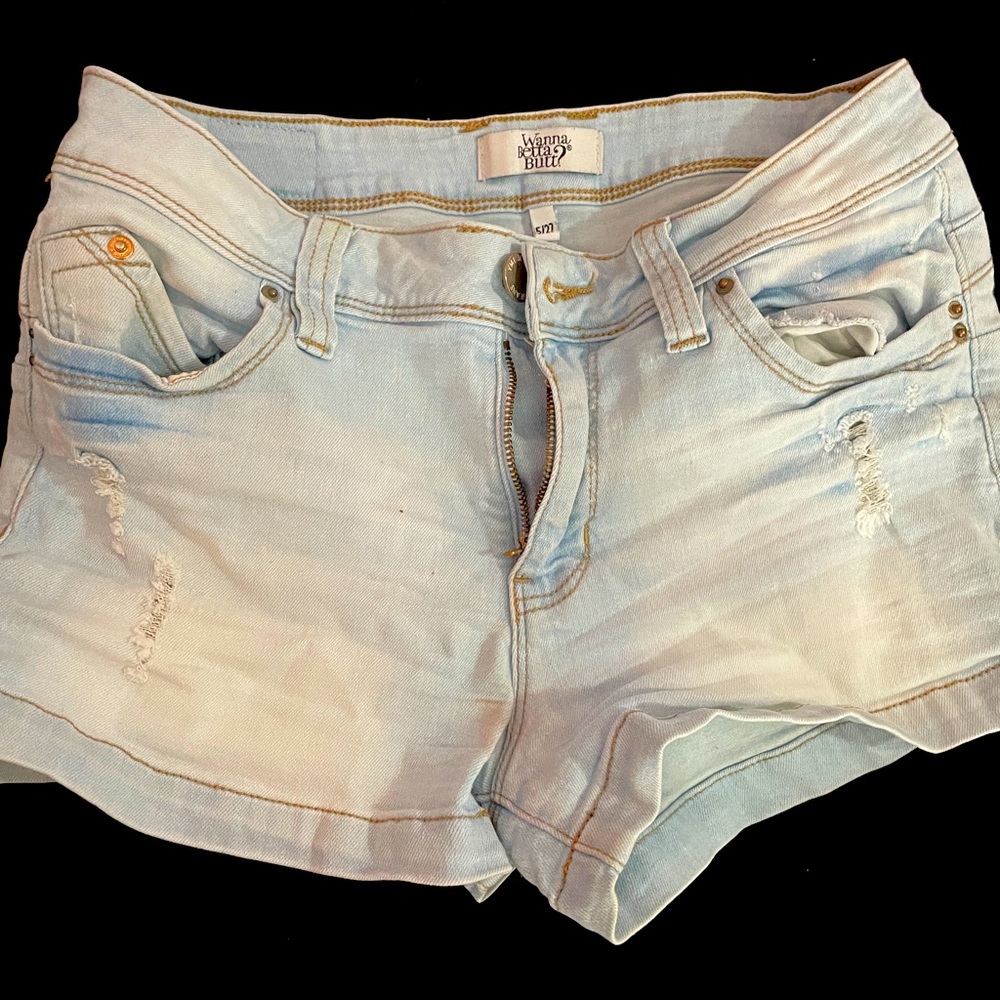 Wanna Betta Butt Light wash ripped shorts